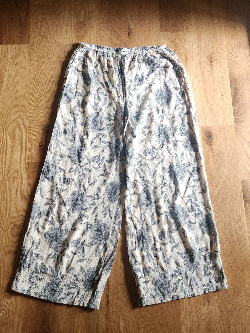 Womans A&F Cream Floral Wide-Leg Lounge Pants Size Small